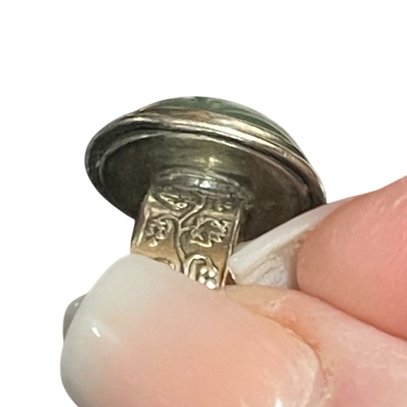 Signed Israel Round Cabochon Jade Stone & 925 B Silver Grape Vine Motif Ring - Picture 8 of 11
